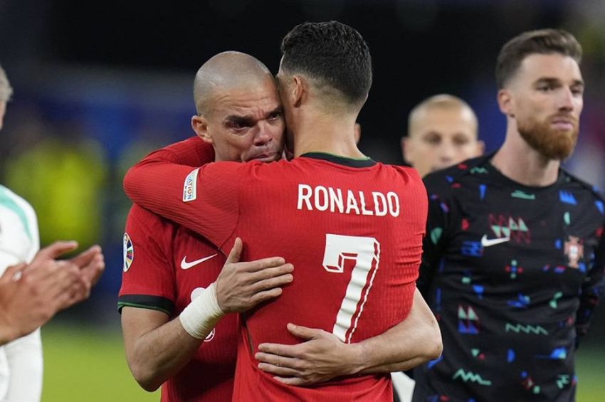 Cristiano Ronaldo Hibur Pepe Usai Portugal Tersingkir Di Euro 2024