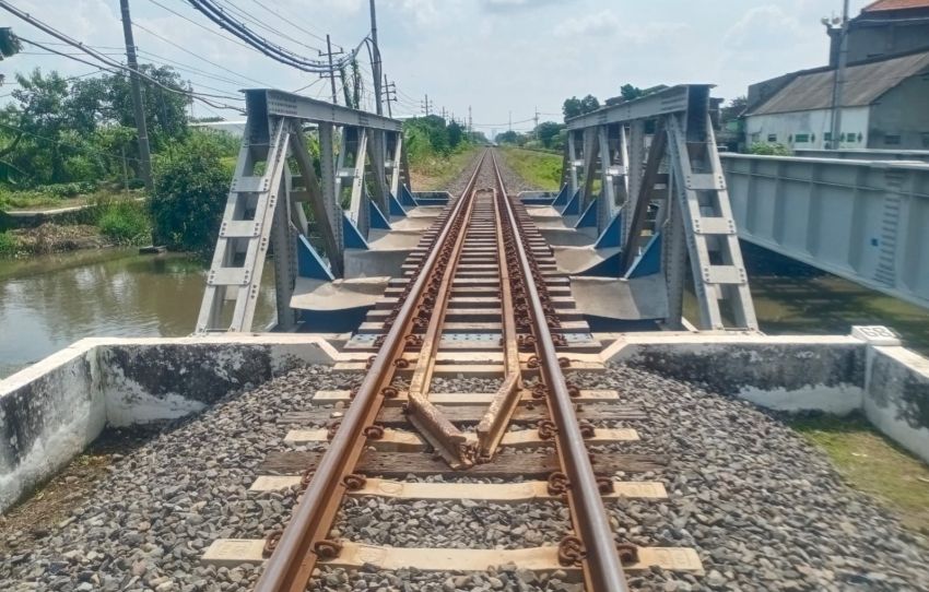 17 Kereta Api Berhenti Luar Biasa Imbas Gempa Magnitudo 6 0 Di Tuban