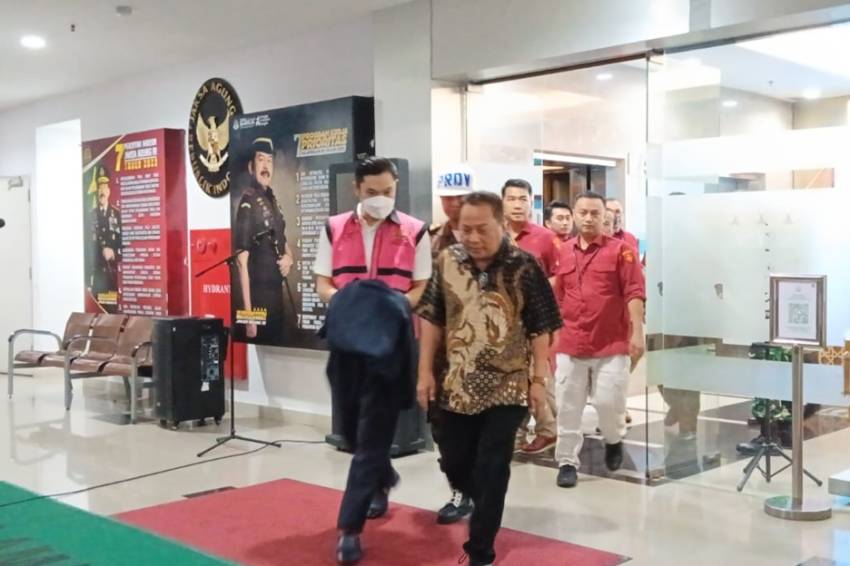 Penampakan Harvey Moeis Suami Sandra Dewi Ditahan Pakai Rompi Pink Dan Diborgol Karena Kasus